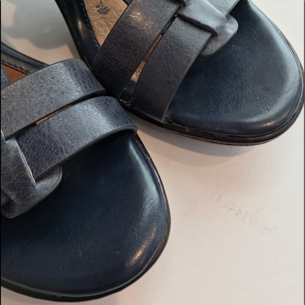 Woman’s Sofft Brand Blue Sandals. - Picture 3 of 8